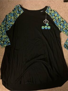 Disney Pixar Toy Story with green alien print on sleeves, Size 00 but runs large